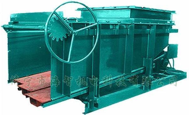 導(dǎo)料槽設(shè)有多個(gè)活動(dòng)式底板，底板在回程過(guò)程中可以承受物料所帶來(lái)的摩擦力